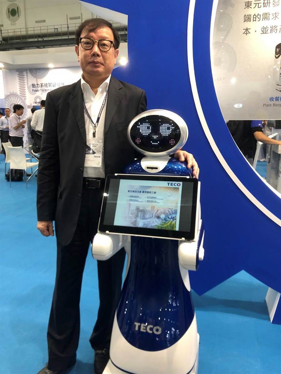 東元電機新開發(fā)導覽機器人今首度曝光，負責全桉的東元協理林勝泉。圖／沉美幸