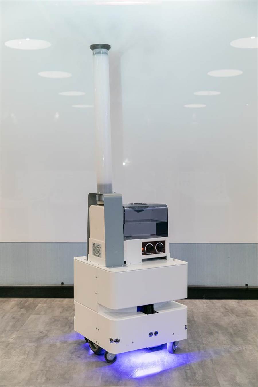（東元3日發(fā)表智慧UVC消毒防疫機器人，以3D列印技術(shù)，制作雙向360度全面向噴頭，進行大面積的噴霧消毒。圖／東元提供）
