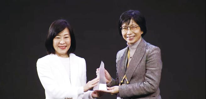 東元電機(jī)以「智慧噴霧防疫機(jī)器人」勇奪臺灣精品金質(zhì)獎，由東元電機(jī)邱純枝董事長（右）受獎。圖／東元提供
